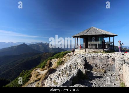 Herzogstand, Bayern, Deutschland, 21. Oktober 2024: Ein Herbsttag am Herzogstand Gemeinde KochelLandkreis Bad Tölz-Wolfratshausen. Hier der Blick auf den Gipfelpavillion mit tollem Ausblick, Panorama Bayerische Voralpen, wandern, Bergwandern, Alpen, hoch über dem Walchensee, Zweiseenland, spazieren, Herbst, herbstlich, Sonnenwetter, Ausflugswetter, München Hausberg *** Herzogstand, Bayern, Deutschland, 21. Oktober 2024 ein Herbsttag am Herzogstand in der Gemeinde Kochel, Bad Tölz Wolfratshausen hier ist der Blick auf den Gipfelpavillon mit toller Aussicht, Panorama auf das Bayerische Stockfoto