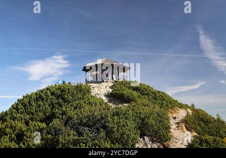 Herzogstand, Bayern, Deutschland, 21. Oktober 2024: Ein Herbsttag am Herzogstand Gemeinde KochelLandkreis Bad Tölz-Wolfratshausen. Hier der Blick auf den Gipfel Pavillion Bayerische Voralpen, wandern, Bergwandern, Alpen, hoch über dem Walchensee, Zweiseenland, spazieren, Herbst, herbstlich, Sonnenwetter, Ausflugswetter, München Hausberg *** Herzogstand, Bayern, Deutschland, 21. Oktober 2024 ein Herbsttag im Herzogstand Gemeinde Kochel Bezirk Bad Tölz Wolfratshausen hier der Blick auf den Gipfelpavillon Bayerische Voralpen, Wandern, Bergwandern, Alpen, hoch über dem Walchensee, Zweiseenland, Stockfoto