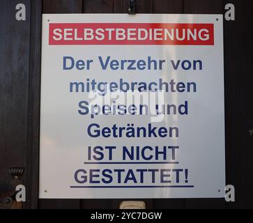 Herzogstand, Bayern, Deutschland, 21. Oktober 2024: Ein Herbsttag am Herzogstand Gemeinde KochelLandkreis Bad Tölz-Wolfratshausen. Hier der Blick auf einen Hinweis, Selbstbedienung, der Verzehr von mitgebrachten Speisen und Getränke ist nicht gestattet Bayerische Voralpen, wandern, Bergwandern, Alpen, hoch über dem Walchensee, Zweiseenland, spazieren, Herbst, herbstlich, Sonnenwetter, Ausflugswetter, München Hausberg *** Herzogstand, Bayern, Deutschland, 21. Oktober 2024 ein Herbsttag am Herzogstand in der Gemeinde Kochel, Bad Tölz Wolfratshausen hier ist ein Blick auf eine Notiz, sel Stockfoto