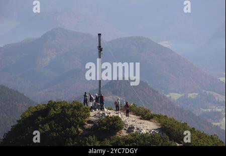 Herzogstand, Bayern, Deutschland, 21. Oktober 2024: Ein Herbsttag am Herzogstand Gemeinde KochelLandkreis Bad Tölz-Wolfratshausen. Hier der Blick auf den Gipfel, Gipfelkreuz mit einigen Ausflüglern, Wanderer Bayerische Voralpen, wandern, Bergwandern, Alpen, hoch über dem Walchensee, Zweiseenland, spazieren, Herbst, herbstlich, Sonnenwetter, Ausflugswetter, München Hausberg *** Herzogstand, Bayern, Deutschland, 21. Oktober 2024 ein Herbsttag im Herzogstand Gemeinde Kochel Bezirk Bad Tölz Wolfratshausen hier der Blick auf den Gipfel, Gipfelkreuz mit einigen Ausflüglern, Wanderer Bayerischer Präer Stockfoto