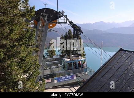 Herzogstand, Bayern, Deutschland, 21. Oktober 2024: Ein Herbsttag am Herzogstand Gemeinde KochelLandkreis Bad Tölz-Wolfratshausen. Hier der Blick auf die Bergstation der Herzogstandbahn, Seilbahn, Gondel, Kabine, Aufstiegshilfe, dahinter der Walchensee Bayerische Voralpen, wandern, Bergwandern, Alpen, hoch über dem Walchensee, Zweiseenland, spazieren, Herbst, herbstlich, Sonnenwetter, Ausflugswetter, München Hausberg *** Herzogstand, Bayern, Deutschland, 21. Oktober 2024 ein Herbsttag im Herzogstand Gemeinde Kochel Bezirk Bad Tölz Wolfratshausen hier der Blick auf die Bergstation von Stockfoto