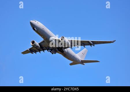 Die 10 Squadron, RAF Brize Norton, basiert auf der Royal Air Force Airbus Voyager KC2, ZZ343, verlässt die RAF Fairford 2024 Royal International Air Tattoo Stockfoto