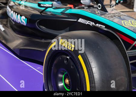 Details zu Pirelli Slick-Reifen bei einem Formel-1-Auto in F1-Klassen ändert sich die Art der Einstellung das Ergebnis des Sieges und die Rangliste. Stockfoto