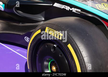 Details zu Pirelli Slick-Reifen bei einem Formel-1-Einsitzer in den F1-Klassen ändert die Art der Einstellung das Ergebnis des Sieges und der Klassifizierung. Stockfoto