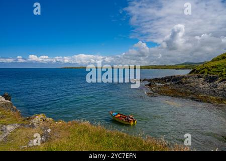 Ein Fischerboot fährt von der Halbinsel Porth Colmon Llyn in Wales zum Meer Stockfoto