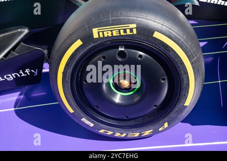 Details zu Pirelli Slick-Reifen bei einem Formel-1-Einsitzer in den F1-Klassen ändert die Art der Einstellung das Ergebnis des Sieges und der Klassifizierung. Stockfoto