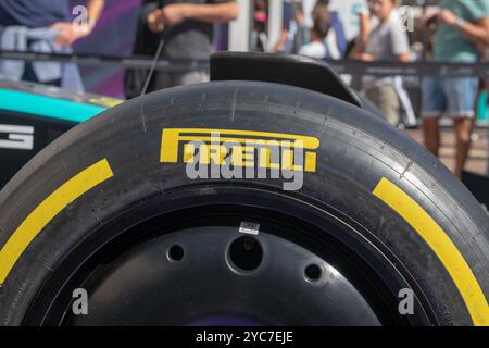 Details zu Pirelli Slick-Reifen bei einem Formel-1-Einsitzer in den F1-Klassen ändert die Art der Einstellung das Ergebnis des Sieges und der Klassifizierung. Stockfoto