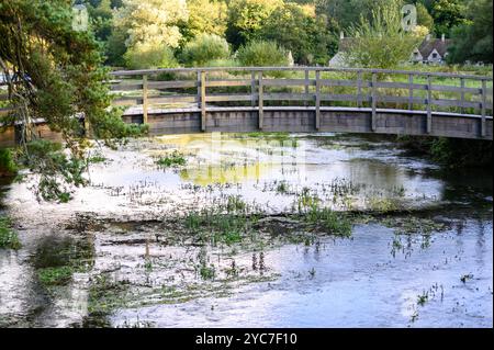 Holzbrücke über den Fluss Coln bei Bibury England. Stockfoto