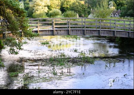 Holzbrücke über den Fluss Coln bei Bibury England. Stockfoto