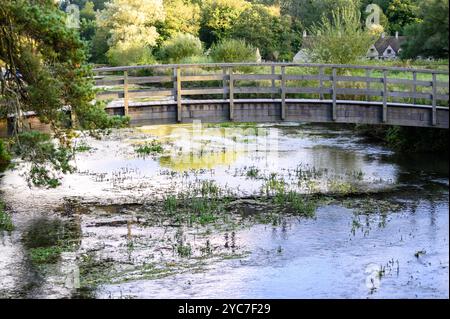 Holzbrücke über den Fluss Coln bei Bibury England. Stockfoto