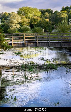 Holzbrücke über den Fluss Coln bei Bibury England. Stockfoto