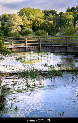 Holzbrücke über den Fluss Coln bei Bibury England. Stockfoto