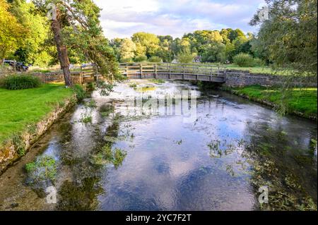 Holzbrücke über den Fluss Coln bei Bibury England. Stockfoto