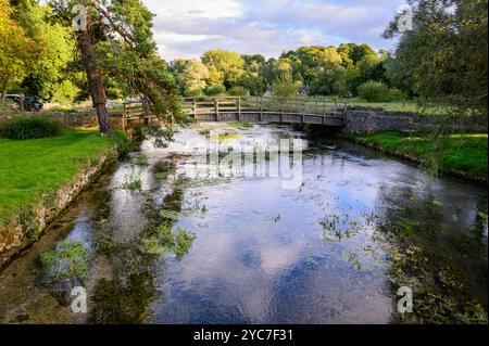 Holzbrücke über den Fluss Coln bei Bibury England. Stockfoto