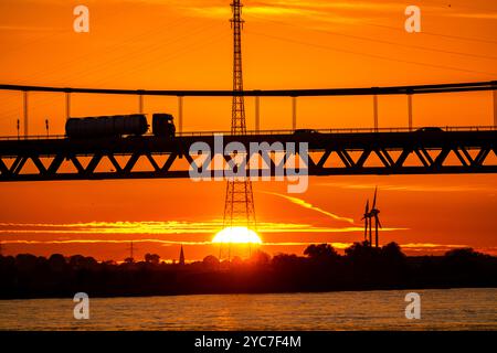 Verkehr auf der Rheinbrücke Emmerich, Bundesstraße B220, Abendlicht, mit 803 m die längste Hängebrücke Deutschlands kurz vor der Niederländischen B Stockfoto