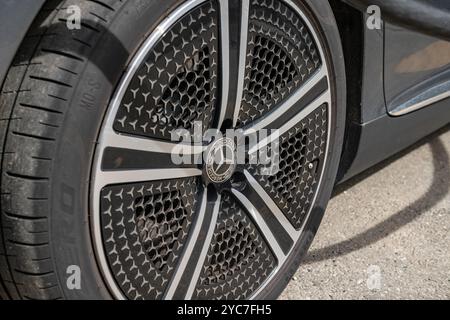 Mercedes-benz, Markendetail an Reifen und Leichtmetallfelgen, elegantes und sportliches Design mit hoher Leistung. Fokus auf die Sicherheit von Rädern auf der Straße, neu Stockfoto