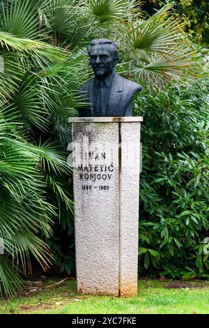 Opatija, Kroatien - 08. Oktober 2024: Alte Statue des istrischen Komponisten Ivan Matetic Ronjgov bei Rijeka in Kroatien. Stockfoto