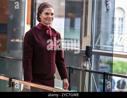 Berlin, Deutschland. Oktober 2024. Kronprinzessin Victoria von Schweden nimmt an einer Feier zum 25. Jahrestag der Nordischen Botschaft Teil. Quelle: Jens Kalaene/dpa/Alamy Live News Stockfoto