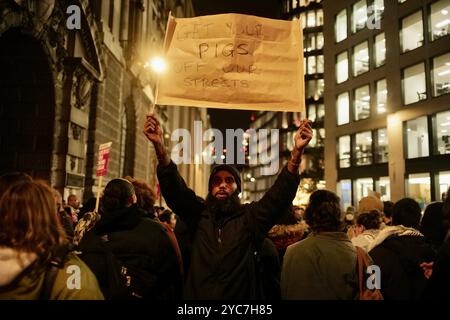 London / UK 21 OKT 2024.Chris Kaba Familie und Unterstützer versammelten sich vor dem Old Bailey, als die Nachricht von Martin Blakes Freispruch über die Erschießung von Kris Kaba bricht. Aubrey Fagon / Alamy Live News Stockfoto