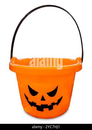 Orangefarbener Eimer mit Jack O'Laterne-Design zum Transportieren von Halloween-Leckereien, isoliert auf weiß, Schneidepfad im Lieferumfang enthalten Stockfoto