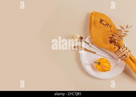 Herbsttisch mit Kürbisdekor Stockfoto