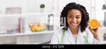 Nahaufnahme des weiblichen Arztes, der die orangefarbene Hälfte hält Stockfoto