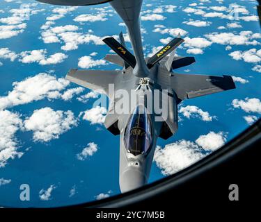 Atlantic City, Usa. 10. Oktober 2024. Ein F-35A Lightning II Tarnflugzeug der US Air Force mit den Green Mountain Boys des 158th Fighter Wing, betankt von einem KC-135 Stratotanker Flugzeug, 10. Oktober 2024 vor Atlantic City, New Jersey. Kredit: TSgt. Zoe Wockenfuss/USA Air Force/Alamy Live News Stockfoto