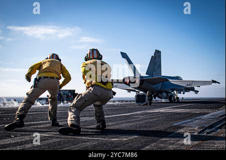 USS Nimitz, USA. 11. Oktober 2024. Shooter der US Navy beobachten als F/A-18E Super Hornet Kampfflugzeug der Blue Diamonds of Strike Fighter Squadron 146, das am 11. Oktober 2024 auf dem Flugdeck des Flugzeugträgers USS Nimitz im Pazifik landet. Kredit: MC3 Hannah Kantner/U. S Navy Photo/Alamy Live News Stockfoto