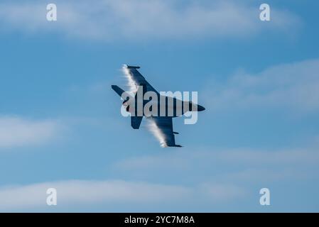 USS Nimitz, USA. 11. Oktober 2024. Ein F/A-18E Super Hornet Jagdflugzeug der US Navy der Kestrels of Strike Fighter Squadron 137 baut eine Kondensationswolke an den Hinterrändern, während es am Flugdeck des Flugzeugträgers USS Nimitz vorbeifliegt, der am 11. Oktober 2024 Routineoperationen auf dem Pazifik durchführt. Angabe: MC2 Carson Croom/U. S Navy Photo/Alamy Live News Stockfoto