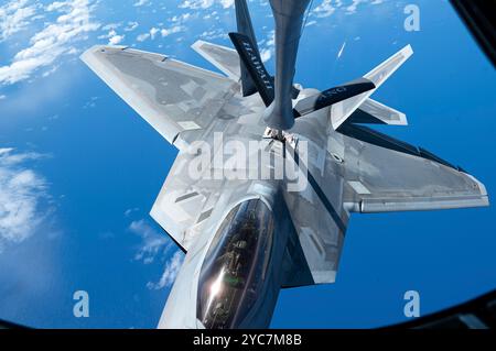 Honolulu, Usa. 10. Oktober 2024. Ein F-22 Raptor-Kampfflugzeug der US Air Force, das der 199th Fighter Squadron zugeteilt wurde, betankt von einem KC-135 Stratotanker-Flugzeug während eines Einsatzes mit dem Joint Pacific Multinational Readiness Center am 10. Oktober 2024 vor den hawaiianischen Inseln. Kredit: TSgt. John Linzmeier/U. S Air Force/Alamy Live News Stockfoto