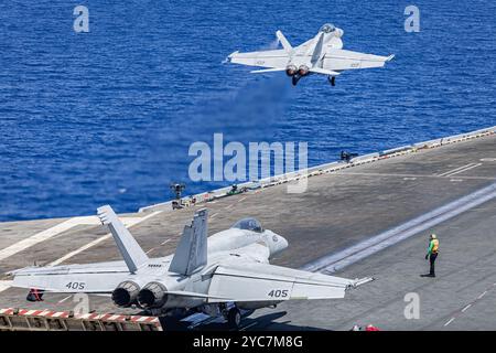 USS Harry S Truman, Vereinigte Staaten. 15. April 2024. Ein F/A-18F Super Hornet Jagdflugzeug der US Navy von den Red Rippers of Strike Fighter Squadron 11, links, startet als F/A-18E Super Hornet von den Knighthawks of Strike Fighter Squadron 136, wartet auf den Start auf dem Flugdeck des Flugzeugträgers USS Harry S. Truman, der am 21. August 2024 Routineoperationen auf dem Atlantik durchführt. Angabe: MC3 Logan Nystrand/U. S Navy Photo/Alamy Live News Stockfoto