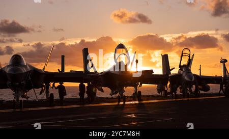 USS George Washington, USA. 12. Oktober 2024. Die Flugzeuge der US Navy sind für den Nachtbetrieb auf dem Flugdeck des Flugzeugträgers USS George Washington vorbereitet, der am 12. Oktober 2024 Routineoperationen auf dem Pazifik durchführt. Kredit: MC3 August Clawson/U. S Navy Photo/Alamy Live News Stockfoto