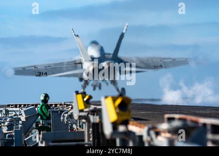USS Nimitz, USA. 11. Oktober 2024. Ein US Navy F/A-18E Super Hornet Jagdflugzeug der Kestrels of Strike Fighter Squadron 137 startet vom Flugdeck des Flugzeugträgers USS Nimitz, der am 11. Oktober 2024 Routineoperationen auf dem Pazifik durchführt. Angabe: MC2 Carson Croom/U. S Navy Photo/Alamy Live News Stockfoto