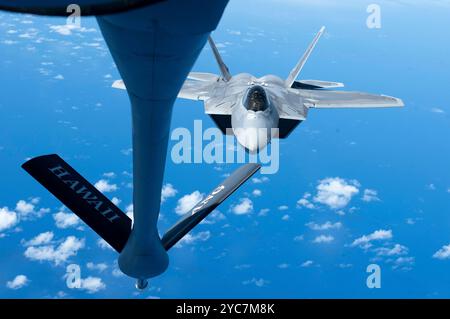 Honolulu, Usa. 10. Oktober 2024. Ein der 199th Fighter Squadron zugeteiltes F-22 Raptor-Kampfflugzeug der U.S. Air Force nähert sich einem KC-135 Stratotanker-Flugzeug, um während eines Einsatzes mit dem Joint Pacific Multinational Readiness Center am 10. Oktober 2024 vor den hawaiianischen Inseln zu tanken. Kredit: TSgt. John Linzmeier/U. S Air Force/Alamy Live News Stockfoto