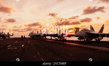 USS George Washington, USA. 10. Oktober 2024. Die Flugzeuge der US Navy sind für den Nachtbetrieb auf dem Flugdeck des Flugzeugträgers USS George Washington vorbereitet, der am 10. Oktober 2024 Routineoperationen auf dem Pazifik durchführt. Kredit: MC3 August Clawson/U. S Navy Photo/Alamy Live News Stockfoto