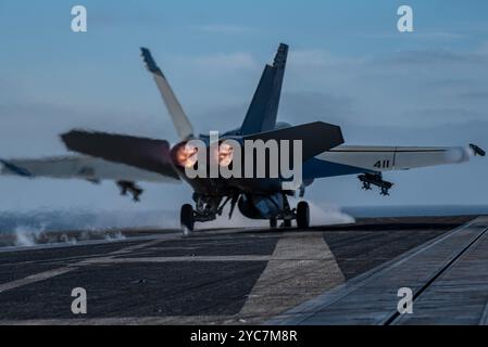 USS Nimitz, USA. 11. Oktober 2024. Ein US Navy F/A-18E Super Hornet Jagdflugzeug der Blue Diamonds of Strike Fighter Squadron 146 startet auf dem Flugdeck des Flugzeugträgers USS Nimitz, der am 11. Oktober 2024 Routineoperationen im Pazifik durchführt. Angabe: MC2 Carson Croom/U. S Navy Photo/Alamy Live News Stockfoto