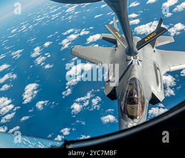 Atlantic City, Usa. 10. Oktober 2024. Ein F-35A Lightning II Tarnflugzeug der US Air Force mit den Green Mountain Boys des 158th Fighter Wing, betankt von einem KC-135 Stratotanker Flugzeug, 10. Oktober 2024 vor Atlantic City, New Jersey. Kredit: TSgt. Zoe Wockenfuss/USA Air Force/Alamy Live News Stockfoto