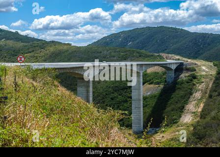 Die Cascavel Bridge, Serra das Russas, BR-232 Highway, verbindet Recife am 14. Oktober 2007 mit dem Landesinneren des brasilianischen Bundesstaates Pernambuco. Stockfoto