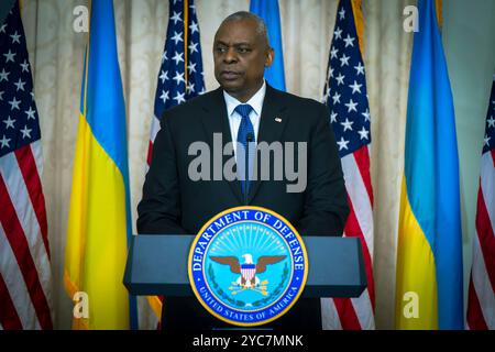 Kiew, Ukraine. Oktober 2024. US-Verteidigungsminister Lloyd Austin, hört eine Frage während einer Pressekonferenz nach bilateralen Treffen mit ukrainischen Führern am 21. Oktober 2024 in Kiew, Ukraine. Austin bekräftigt, dass die USA den laufenden Kampf gegen die russische Aggression unterstützen und der Ukraine die Sicherheitshilfe zur Verteidigung ihrer Heimat gewähren. Quelle: Chad McNeeley/DOD Photo/Alamy Live News Stockfoto