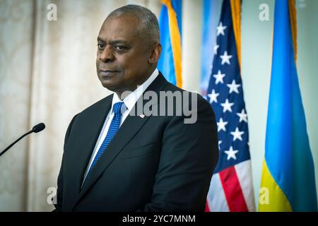 Kiew, Ukraine. Oktober 2024. US-Verteidigungsminister Lloyd Austin, hört eine Frage während einer Pressekonferenz nach bilateralen Treffen mit ukrainischen Führern am 21. Oktober 2024 in Kiew, Ukraine. Austin bekräftigt, dass die USA den laufenden Kampf gegen die russische Aggression unterstützen und der Ukraine die Sicherheitshilfe zur Verteidigung ihrer Heimat gewähren. Quelle: Chad McNeeley/DOD Photo/Alamy Live News Stockfoto