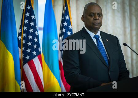 Kiew, Ukraine. Oktober 2024. US-Verteidigungsminister Lloyd Austin, hört eine Frage während einer Pressekonferenz nach bilateralen Treffen mit ukrainischen Führern am 21. Oktober 2024 in Kiew, Ukraine. Austin bekräftigt, dass die USA den laufenden Kampf gegen die russische Aggression unterstützen und der Ukraine die Sicherheitshilfe zur Verteidigung ihrer Heimat gewähren. Quelle: Chad McNeeley/DOD Photo/Alamy Live News Stockfoto