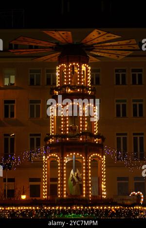 Eine mehrstufige rotierende Weihnachtspyramide mit Bildern von Heiligen, die an die Geburt Jesu Christi erinnern. Es ist sehr schön im Dunkeln, Stockfoto