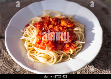 Teller Spaghetti mit Garnelen auf Holztisch. Ansicht des oberen Winkels Stockfoto