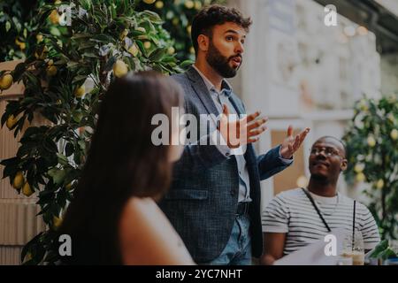 Multikulturelles Team, das in einer modernen Café-Bar zusammenarbeitet Stockfoto