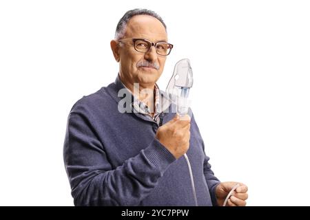 Reifer Mann mit Inhalationsmaske aus einem Vernebler isoliert auf weißem Hintergrund Stockfoto