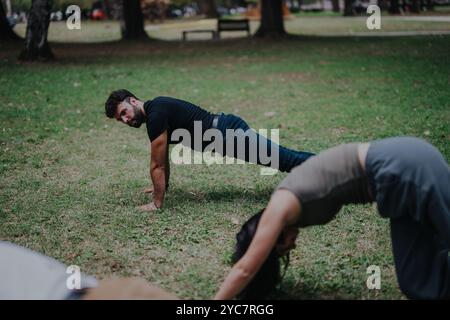 Outdoor-Fitnesskurs mit Kursleiter und Übungen im Park Stockfoto