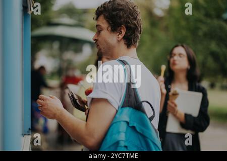 Multikulturelle Studenten, die zwischen den Klassen eine Parkpause genießen Stockfoto