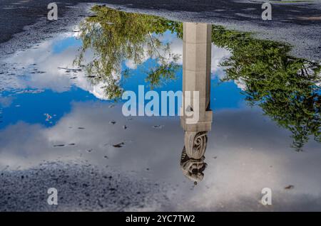 OSLO, NORWEGEN - 18. JULI 2014: Eine von Gustav Vigelands vielen Skulpturen spiegelt sich in einer Pfütze im Frogner Park in Oslo, Norwegen Stockfoto