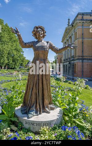 OSLO, NORWEGEN - 12. JULI 2014: Statue Wenche Foss in Oslo, Norwegen. Die Bronzestatue des Künstlers per Ung aus dem Jahr 2007 feiert die 76-jährige Karriere von N Stockfoto