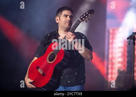 Estopa tritt am 18. Oktober 2024 im Palau Sant Jordi in Barcelona auf. Fotograf: Ale Espaliat Stockfoto